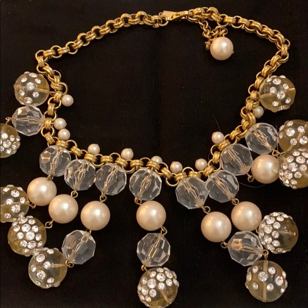Beautiful pearl and crystal necklace